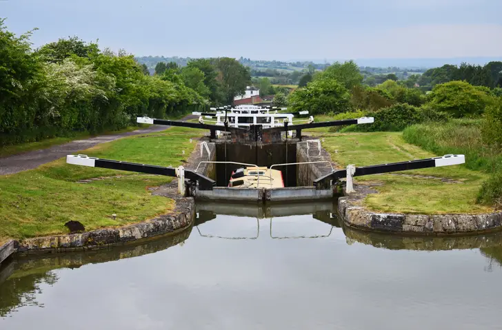 A photo of a narrowboat navigating up the Caen Hill Lock Flight