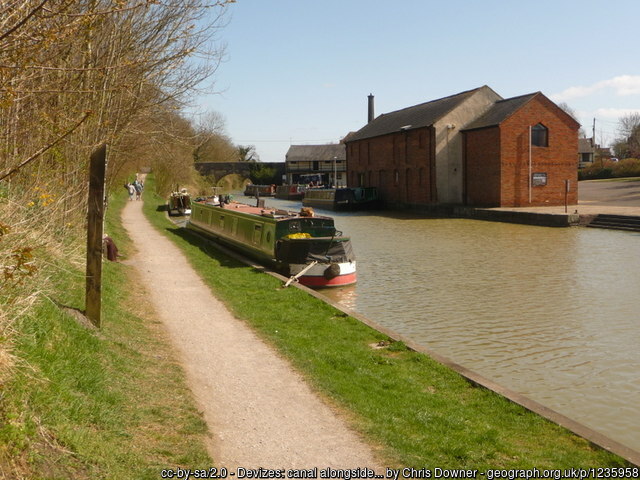 Boat moored opposite Devizes Wharf