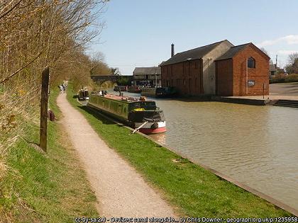 Boat moored opposite Devizes Wharf